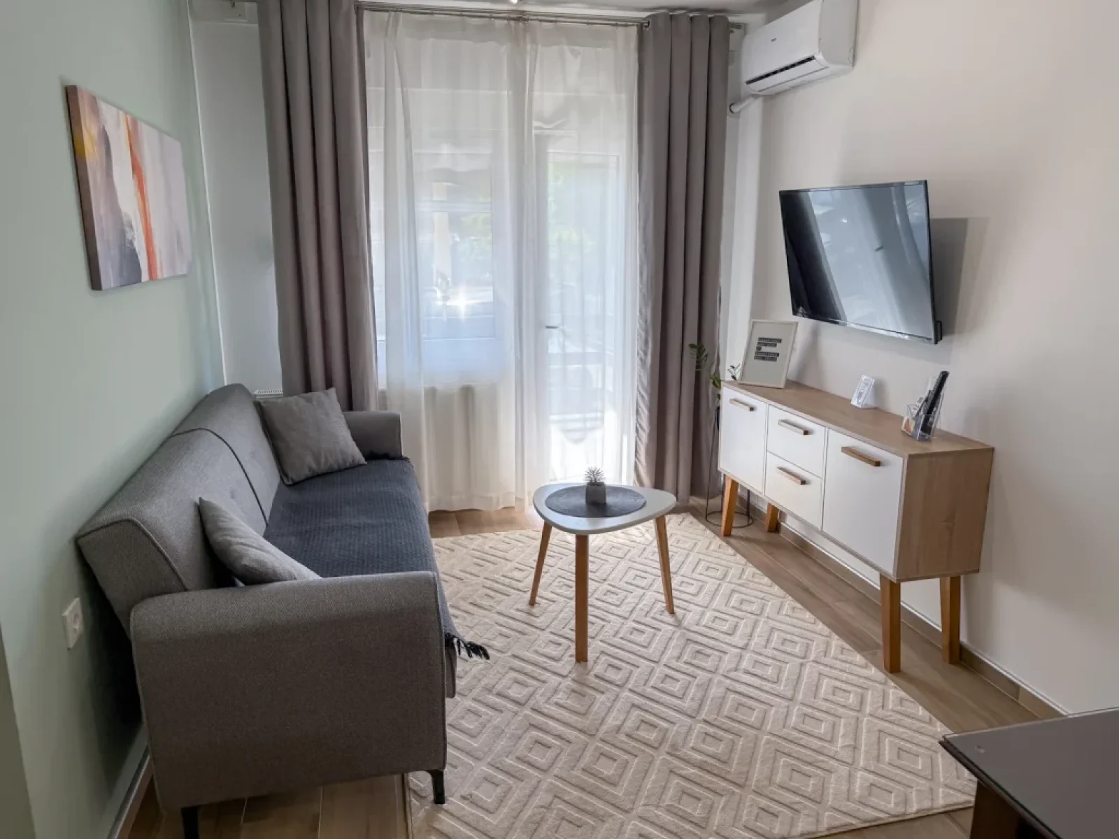 apartman-ana-2-sokobanja-dnevna-soba-tv-komoda_result