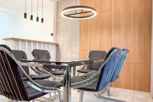 Luksuzni apartman Sokobanja – trpezarija Moderna trpezarija apartmana u Sokobanji