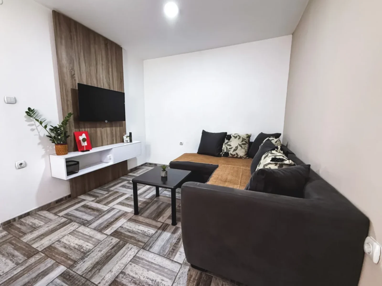 Dnevna soba sa TV-om i ugaonom garniturom u apartmanu Ana 3