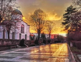 Centar Sokobanje sa pogledom na crkvu u vreme zalaska sunca