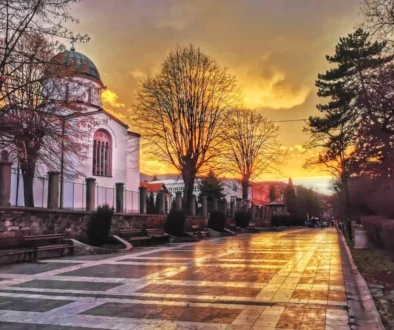 Centar Sokobanje sa pogledom na crkvu u vreme zalaska sunca