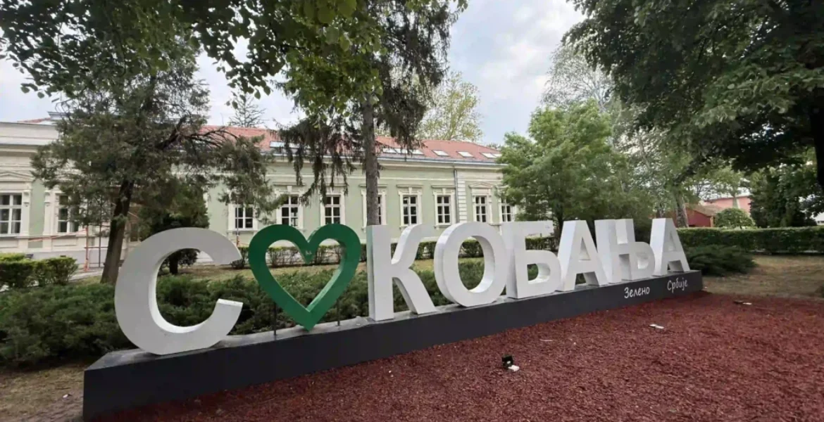 Znak Sokobanja u centru grada ispred parka i zelenila
