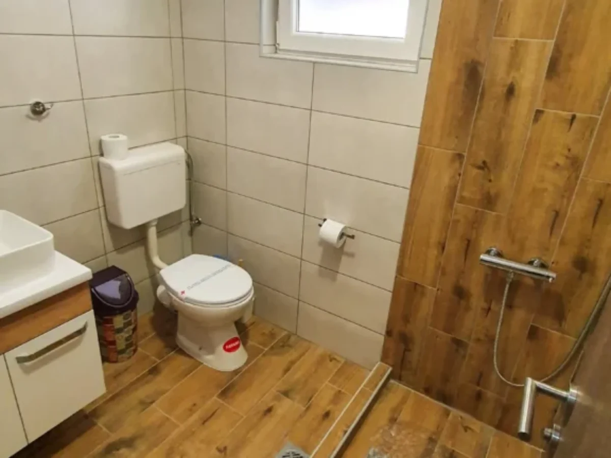 Kupatilo apartmana Ana 5 – Sokobanja Kupatilo apartmana Ana 5 sa tušem, umivaonikom i WC-om