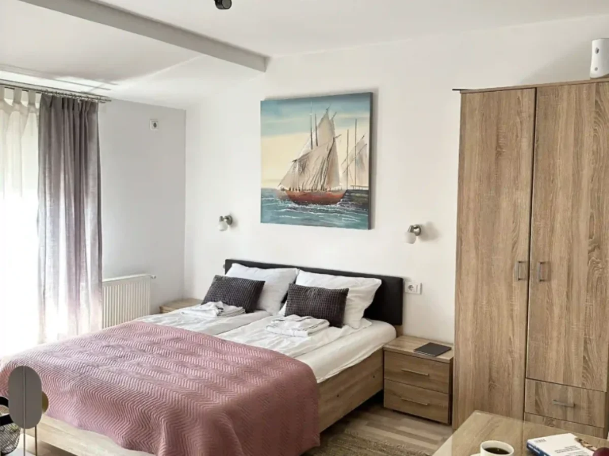Spavaća soba apartmana Ana 5 – Apartmani Veličković Spavaća soba apartmana Ana 5 u Sokobanji sa bračnim krevetom i ormarom