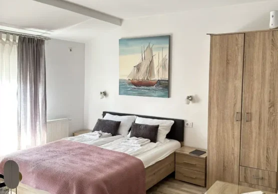 Spavaća soba apartmana Ana 5 u Sokobanji sa bračnim krevetom i ormarom