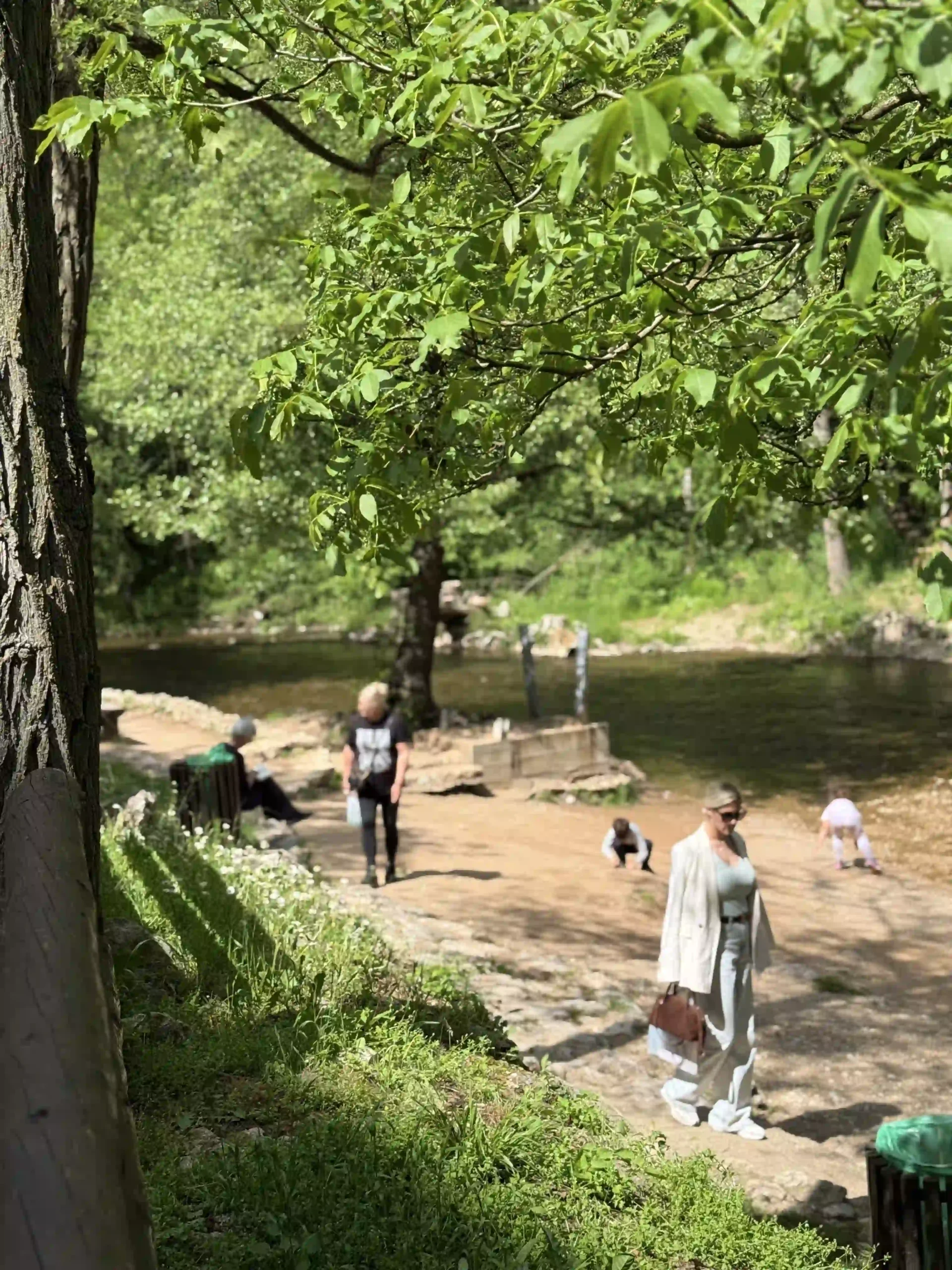 Reka Moravica u Sokobanji okružena zelenilom i šetalištem za posetioce