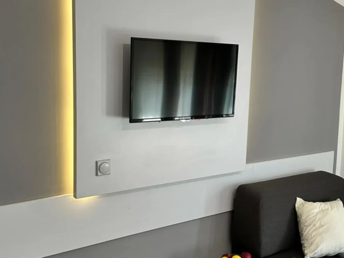 TV i prostor za odmor – Ana 6 Televizor sa ambijentalnom rasvetom i prostor za odmor u apartmanu Ana 6