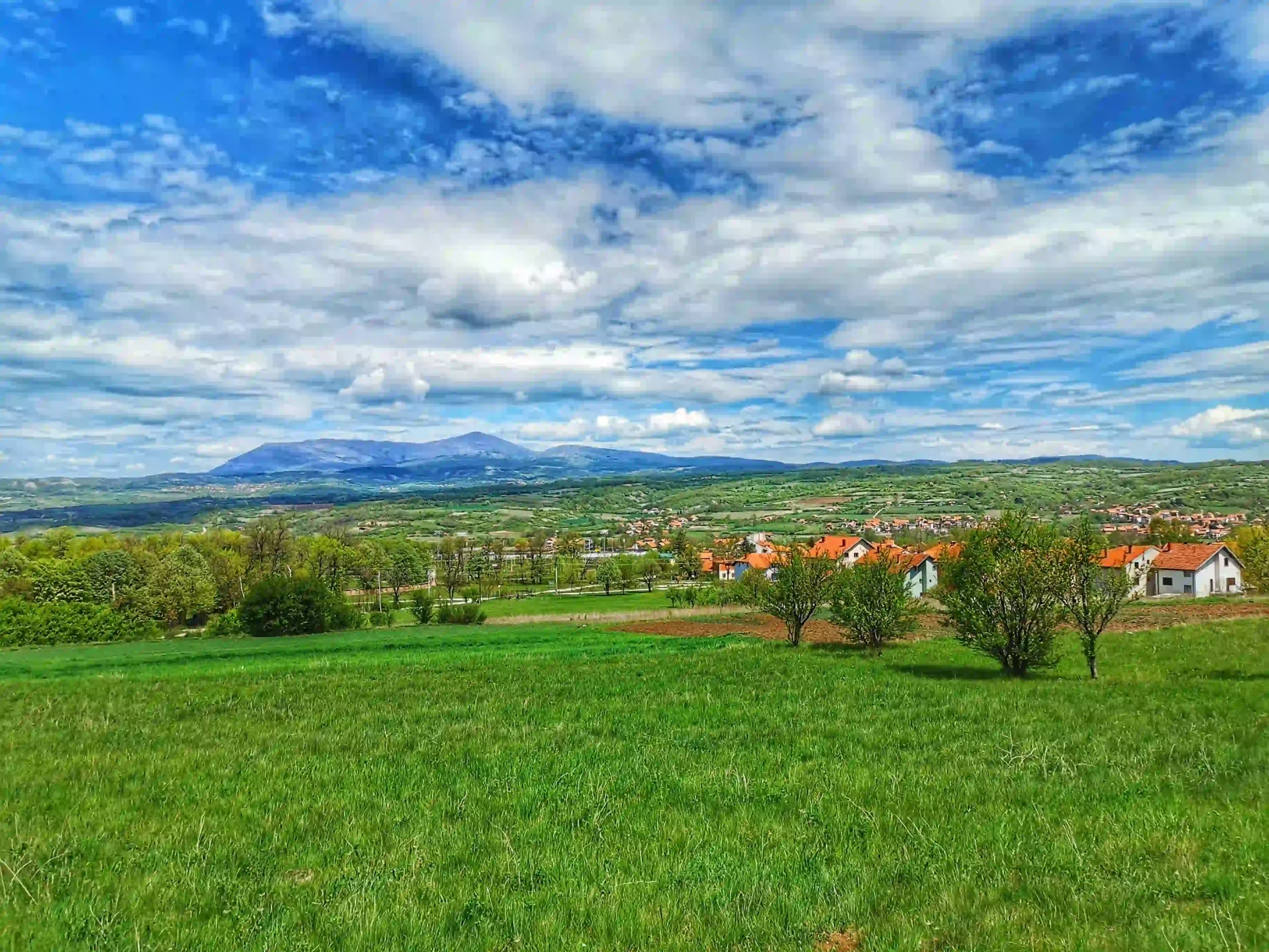 Panoramski pogled na Sokobanju, zelene livade i okolne planine